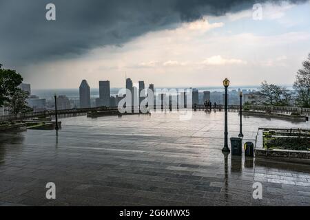 MONTREAL, CA - 6. Juli 2021:Skyline von Montreal und Wolkenkratzer mit Sturmwolken und starkem Regen Stockfoto