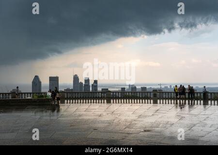 MONTREAL, CA - 6. Juli 2021:Skyline von Montreal und Wolkenkratzer mit Sturmwolken und starkem Regen Stockfoto
