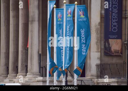 London, Großbritannien. Juli 2021. Fanzone-Banner auf dem Trafalgar Square vor dem Halbfinale der Fußball-Europameisterschaft 2020 im Wembley-Stadion in England gegen Dänemark. (Kredit: Vuk Valcic / Alamy Live News) Stockfoto