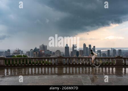 MONTREAL, CA - 6. Juli 2021:Skyline von Montreal und Wolkenkratzer mit Sturmwolken und starkem Regen Stockfoto