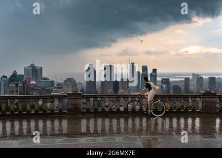 MONTREAL, CA - 6. Juli 2021:Skyline von Montreal und Wolkenkratzer mit Sturmwolken und starkem Regen Stockfoto