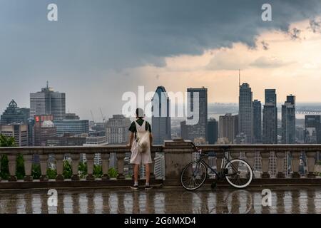 MONTREAL, CA - 6. Juli 2021:Skyline von Montreal und Wolkenkratzer mit Sturmwolken und starkem Regen Stockfoto