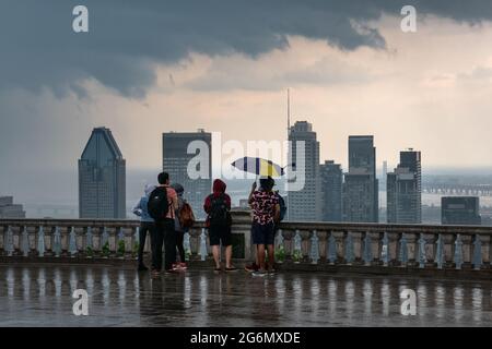 MONTREAL, CA - 6. Juli 2021:Skyline von Montreal und Wolkenkratzer mit Sturmwolken und starkem Regen Stockfoto