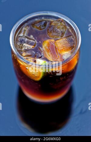 Frisch zubereitetes Cuba Libre mit braunem Rum und leckerer Limette - ein Highball-Cocktail aus Cola, Rum und in vielen Rezepten Limettensaft auf Eis Stockfoto