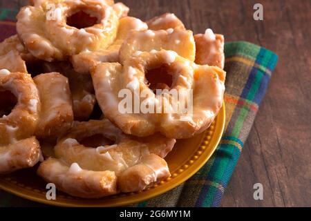 Altmodische Donuts auf einem rustikalen Holzfarmtisch Stockfoto