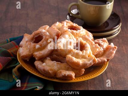 Altmodische Donuts auf einem rustikalen Holzfarmtisch Stockfoto