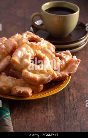 Altmodische Donuts auf einem rustikalen Holzfarmtisch Stockfoto