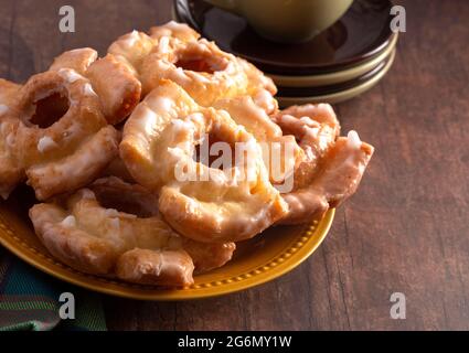 Altmodische Donuts auf einem rustikalen Holzfarmtisch Stockfoto