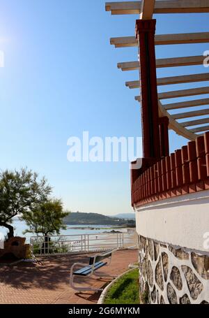 Blick von den Piquio-Gärten der Strände von Sardinero Santander Cantabria Spanien auf den Leuchtturm El Faro und das Chiqui Hotel bei Spaziergängen Stockfoto