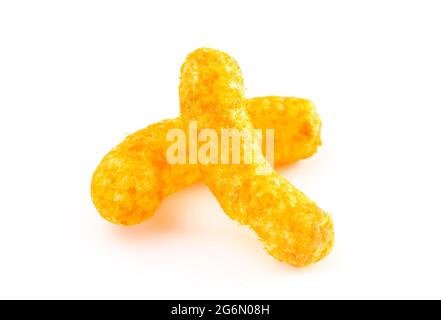 Orange Cheddar-Käse-Puffs isoliert auf weißem Hintergrund Stockfoto