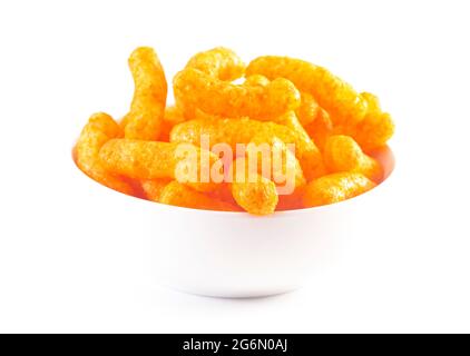 Orange Cheddar-Käse-Puffs isoliert auf weißem Hintergrund Stockfoto