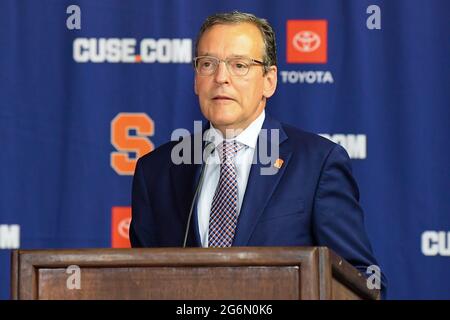 Syracuse, New York, USA. Juni 2021. John Wildhack, der Sportdirektor von Syracuse Orange, spricht während einer Pressekonferenz, um am Dienstag, den 8. Juni 2021 im Ensley Athletic Center in Syracuse, New York, offiziell den Rücktritt des Head Herren Lacrosse Coaches, John Desko, bekannt zu geben. Rich Barnes/CSM/Alamy Live News Stockfoto