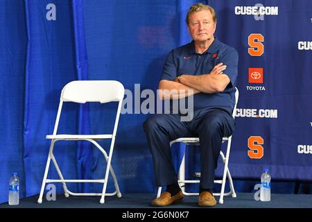 Syracuse, New York, USA. Juni 2021. John Desko, Cheftrainer von Syracuse Orange, blickt auf eine Pressekonferenz, um am Dienstag, den 8. Juni 2021, im Ensley Athletic Center in Syracuse, New York, seinen Rücktritt als Cheftrainer offiziell bekannt zu geben. Rich Barnes/CSM/Alamy Live News Stockfoto