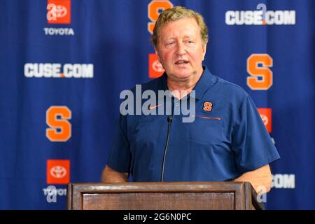 Syracuse, New York, USA. Juni 2021. John Desko, Cheftrainer von Syracuse Orange, spricht während einer Pressekonferenz, um am Dienstag, dem 8. Juni 2021, im Ensley Athletic Center in Syracuse, New York, seinen Rücktritt als Cheftrainer offiziell bekannt zu geben. Rich Barnes/CSM/Alamy Live News Stockfoto