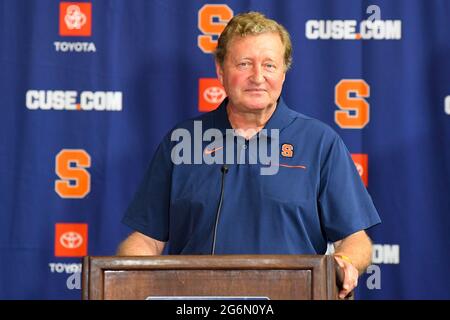 Syracuse, New York, USA. Juni 2021. John Desko, Cheftrainer von Syracuse Orange, spricht während einer Pressekonferenz, um am Dienstag, dem 8. Juni 2021, im Ensley Athletic Center in Syracuse, New York, seinen Rücktritt als Cheftrainer offiziell bekannt zu geben. Rich Barnes/CSM/Alamy Live News Stockfoto