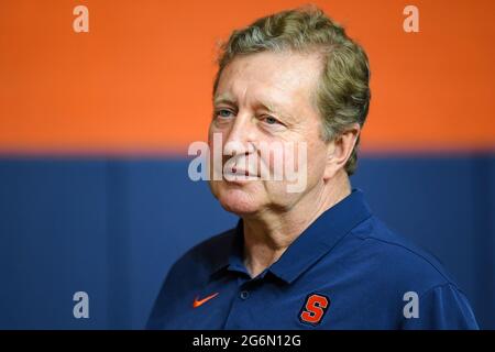 Syracuse, New York, USA. Juni 2021. John Desko, Cheftrainer von Syracuse Orange, blickt auf eine Pressekonferenz zurück, um am Dienstag, den 8. Juni 2021, im Ensley Athletic Center in Syracuse, New York, seinen Rücktritt als Cheftrainer offiziell bekannt zu geben. Rich Barnes/CSM/Alamy Live News Stockfoto