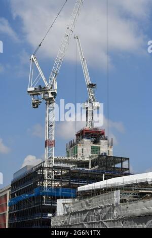 Baukräne im Hintergrund des Himmels auf einer Baustelle in London Stockfoto