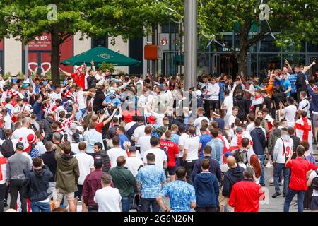 Wembley Stadium, Wembley Park, Großbritannien. Juli 2021. England Fans packen Arena Square, Wembley Park. 60,000 Fans werden im Wembley Park zusehen, wie England beim Halbfinalspiel der UEFA EURO 2020 im Wembley Stadium Dänemark spielt. Amanda Rose/Alamy Live News Stockfoto