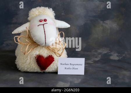 Fest des Lammopfers für Posten („Happy Feast of Sacrifice“ auf der Karte, die in türkischen Schriften geschrieben ist,) Stockfoto