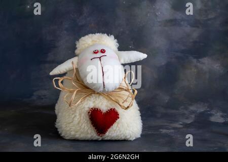 Fest des Lammopfers für Posten („Happy Feast of Sacrifice“ auf der Karte, die in türkischen Schriften geschrieben ist,) Stockfoto