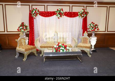 Ein Sofa-Set dekorativ mit den Blumen für die Hochzeitszeremonie. Dekoratives Sofa-Set mit Blumen darauf für die Hochzeitszeremonie. Stockfoto