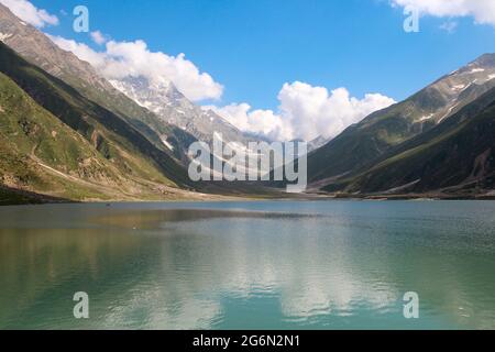 Wunderschön erfasstes Bild des Sail-ul-malook Sees, der sich auf einer Höhe von 3224 KPK Pakistan befindet. Stockfoto