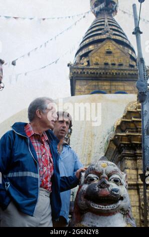 Der ehemalige US-Präsident Jimmy Carter reiste mit dem Investmentbanker Richard Blum, Ehemann von Senatorin Dianne Feinstein, nach Kathmandu, Nepal, um die Swayambhu Stupa, bekannt als Monkey Temple, zu besuchen, die am 18. Oktober 1985 in Kathmandu, Nepal, stattfand. Carter, seine Frau Rosalynn und Blum werden 13 Tage lang im Himalaya wandern. Stockfoto