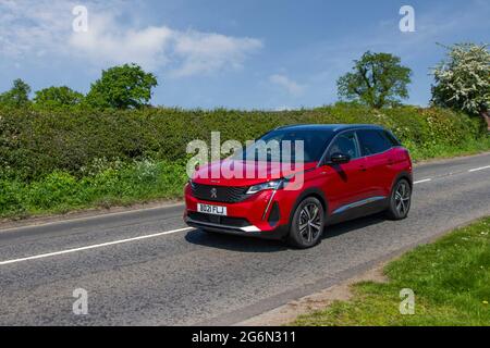 2021 (21 Platten) roter Peugeot 3008 GT Premium S/S PHEV Auto Hybrid Electric auf dem Weg zur Capesthorne Hall classic Car Show im Mai, Ceshire, Großbritannien Stockfoto