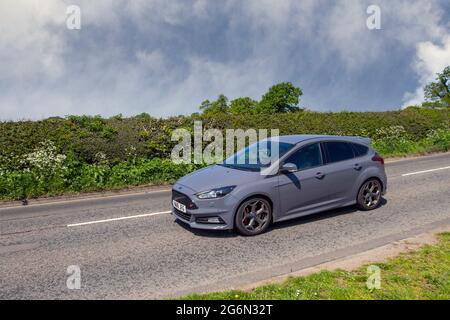 2016 grauer Ford Focus 6-Gang-H 1997-ccm-Diesel auf dem Weg zur Capesthorne Hall Classic Car Show im Mai, Ceshire, Großbritannien Stockfoto