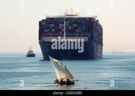 Ismailia. Juli 2021. Das Foto vom 7. Juli 2021 zeigt das jemals gegebene Containerschiff, das auf dem Großen Bittersee in der Provinz Ismailia, Ägypten, segelt. Das jemals gegebene Containerschiff, das im März fast eine Woche lang den Suezkanal blockierte, begann am Mittwoch seine Reise aus dem Kanal, sagte Osama Rabie, Vorsitzender der Suezkanal-Behörde (SCA). Die SCA hat das Riesenschiff in einem See zwischen zwei Teilen der Wasserstraße gehalten, seit es am 29. März wieder in Umlauf gebracht wurde, da der Streit über die beantragte Entschädigung durch die SCA nicht beigelegt wurde. Quelle: Ahmed Gomaa/Xinhua/Alamy Live News Stockfoto