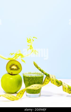 Frisches grünes Gemüse und Obst auf dem Tisch. Gleichgewichtsschwimmende Lebensmittel. Gesunde alkalische Ernährung. Gleichgewicht. Speicherplatz Kopieren Stockfoto