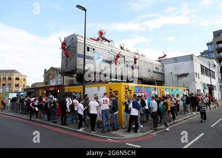 England-Fans stehen vor dem Essig Yard in London Schlange, bevor sie sich das Halbfinale der Euro 2020 zwischen England und Dänemark ansehen. Bilddatum: Mittwoch, 7. Juli 2021. Stockfoto