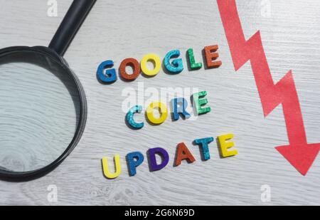 Google Core Update Text mit bunten Buchstaben mit einem roten Pfeil und Lupe. Suchmaschinenoptimierung SEO, Digital Marketing Begriff für Google Stockfoto