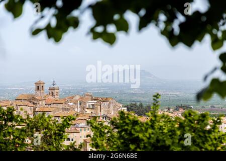 Stadtbild von Caprarola, Provinz Viterbo, Latium, Italien. Villa Farnese Palace Stockfoto