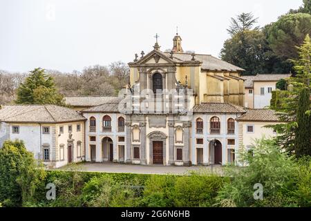 Die Kirche Santa Teresa Caprarola, die zu Beginn des 16. Jahrhunderts erbaut wurde, befindet sich vor dem Palast von Farnese, der auch Villa Farnese genannt wird. Caprarola, Viterbo, nördliches Latium, Italien Stockfoto