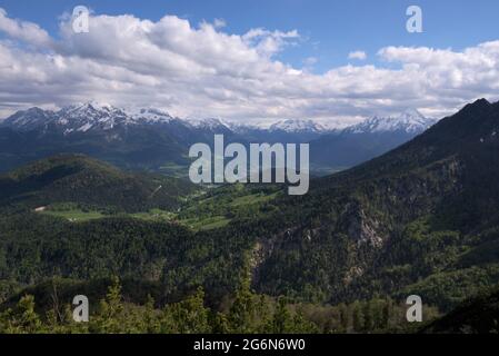 Bergpanorama mit Kehlstein, hoher Göll, hohes Brett, Jenner und Watzmann von oben gesehen Scheibenalm, Berchtesgaden, Bayern, Stockfoto