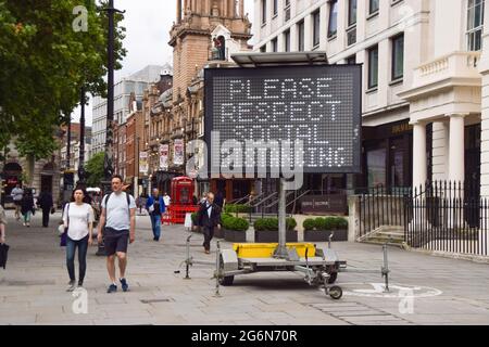 Bitte beachten Sie das Social Distancing-Schild am Trafalgar Square, wo die Spiele gezeigt werden, vor dem Halbfinale der Fußball-Europameisterschaft 2020 in England gegen Dänemark, das im Wembley Stadium gespielt wird. (Foto von Vuk Valcic / SOPA Images/Sipa USA) Stockfoto