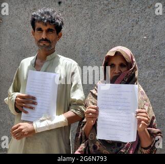 Bewohner von Tardo Jam veranstalten am Mittwoch, dem 07. Juli 2021, im Hyderabad-Presseclub eine Protestdemonstration gegen die hohe Handlbarkeit der Polizei. Stockfoto