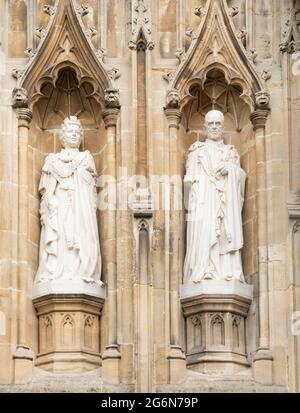 Kathedrale von Canterbury Statuen von Königin Elizabeth II. Und Prinz Philip Herzog von Edinburgh von Nina Bilby (2015 Diamond Jubilee) Canterbury Kent England Stockfoto