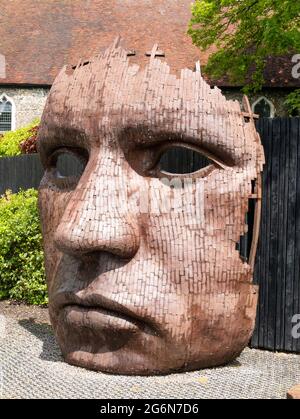 Maskenskulptur mit Trennwand von Rick Kirby, inspiriert von einer Linie aus Christopher Marlowes Stück Dr. Faustus vor dem Marlowe Theater Canterbury Kent England Stockfoto