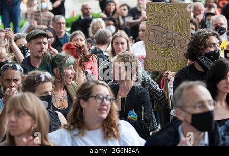London, Großbritannien. Juli 2021. Ein Protestler hält während der Demonstration ein Plakat. Zigeuner- und Roma-Reisende versammelten sich auf dem parliament Square, um sich gegen das Gesetz über Polizei, Kriminalität, Verurteilung und Gerichte zu wehren, da sie glauben, dass es nomadische Zigeuner- und Reisekulturen in ganz Großbritannien verbieten wird. (Foto von Martin Pope / SOPA Images/Sipa USA) Quelle: SIPA US/Alamy Live News