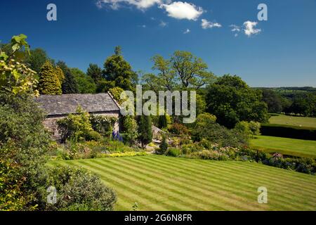 Eine farbenfrohe Ecke und ein gestreifter Rasen in Milton Lodge Gardens, bei Wells, Somerset, England, Großbritannien Stockfoto