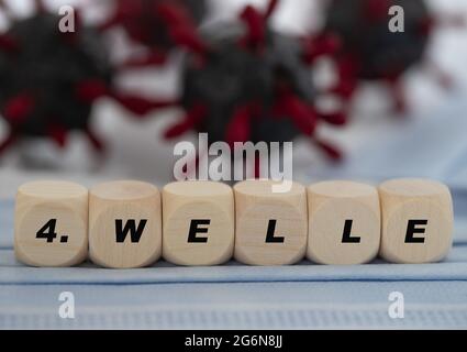 Holzwürfel mit dem deutschen Wort für 4. Welle, Konzept für die Koronaverbreitung der Delta-Virus-Variante, Virusmodell im Hintergrund Stockfoto