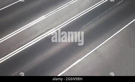 Leere Asphaltstraße mit Linien oder Streifen von oben Drohne High View Hintergrund. Stockfoto