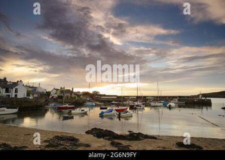 Cemaes Bay Harbor bei Sonnenuntergang Stockfoto