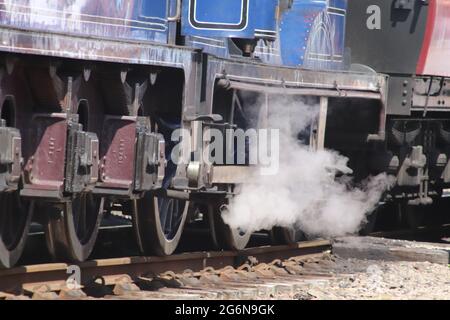 Alte Dampfeisenbahn, die am Bahnhof ankommt Stockfoto