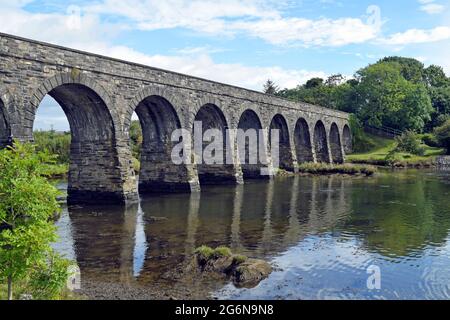 Eine Steinbrücke mit 12 Bögen/Viadukt in Ballydehob, West Cork, Irland. Stockfoto