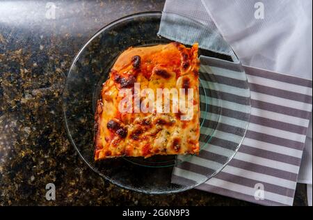 OBE Scheibe sizilianische Pizza mit dicker Kruste und knusprigem Käse Stockfoto