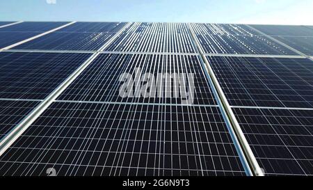 Solarmodul, Sonnenreflexion Photovoltaik PV-Modul Solaranlage Bauernhof Nahaufnahme Hintergrund. Stockfoto