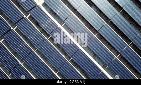 Solarmodule in Drohnenantenne oben. Photovoltaik-PV-Module im Hintergrund der Solaranlage. Stockfoto